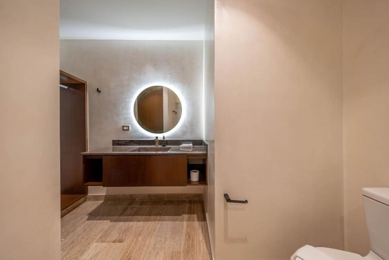 Holiday home Lux 2br W Rooftop Pool And Close To *