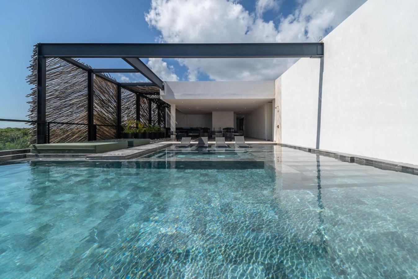 Holiday home Lux 2br W Rooftop Pool And Close To