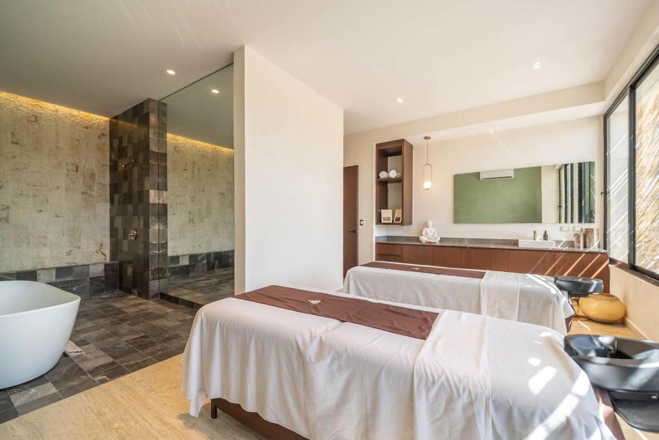 Lux 2br W Rooftop Pool And Close To Holiday home *