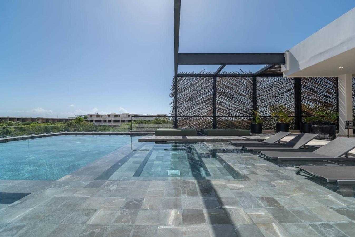 Holiday home Lux 2br W Rooftop Pool And Close To