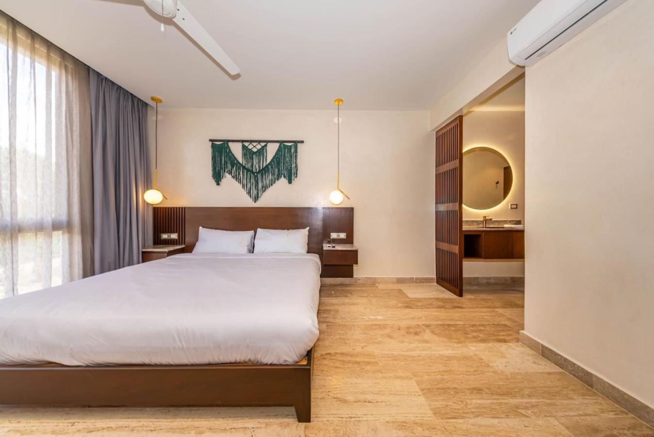 Holiday home Lux 2br W Rooftop Pool And Close To