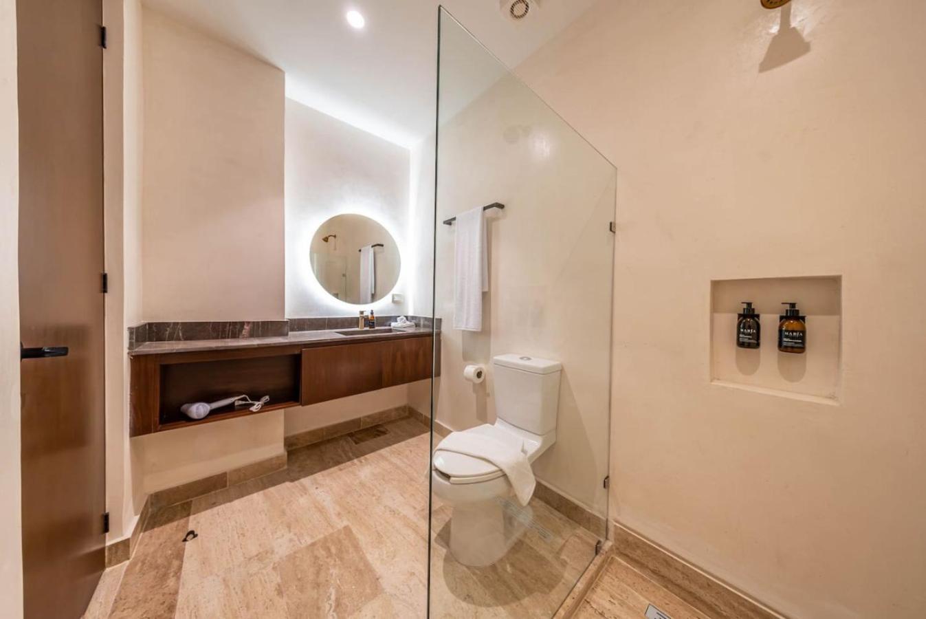 Lux 2br W Rooftop Pool And Close To Holiday home *