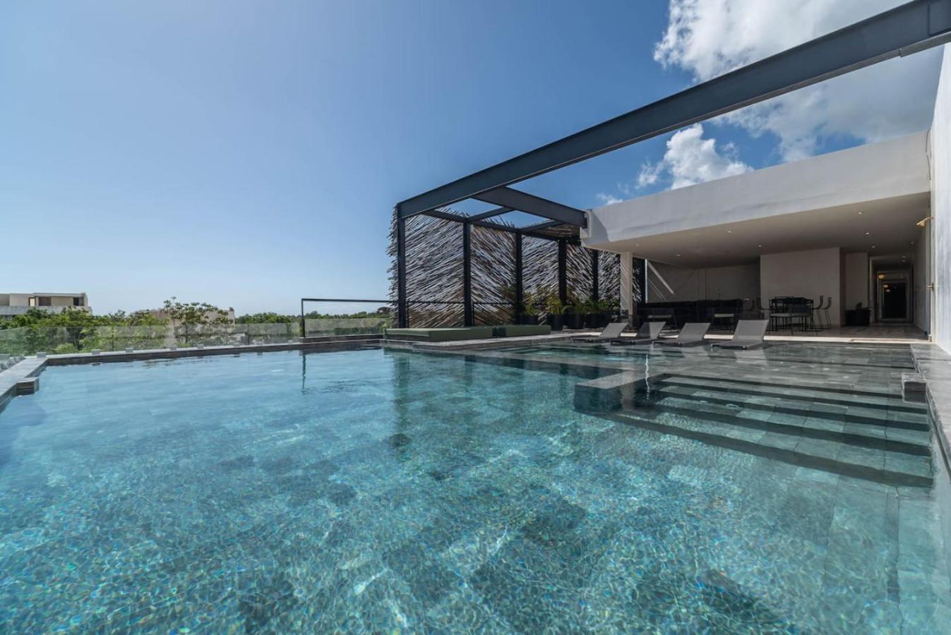 Lux 2br W Rooftop Pool And Close To Holiday home *